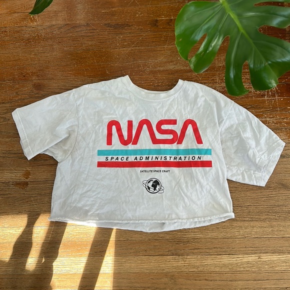 ✨BOGO free✨Cropped T-shirt - Picture 1 of 4